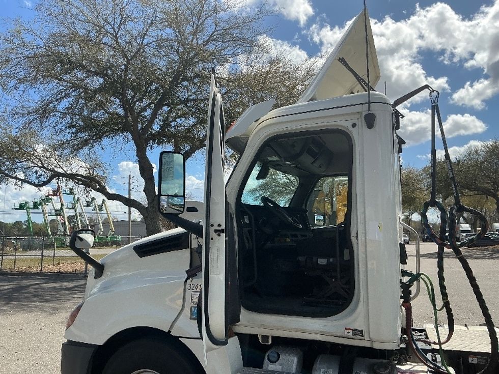Day Cab Tractor-Heavy Duty Tractors-Freightliner-2019-T12664ST-Jacksonville-FL-430,487\n\t\tmiles-$ 41,750 - Image 9