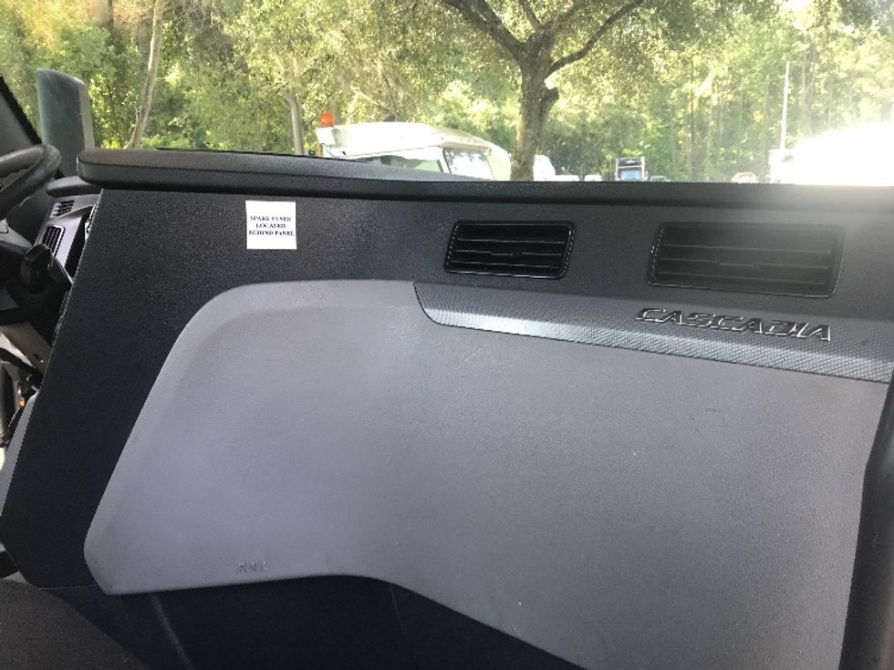 Day Cab Tractor-Heavy Duty Tractors-Freightliner-2019-T12664ST-Jacksonville-FL-514,290\n\t\tmiles-$ 47,750 - Image 13