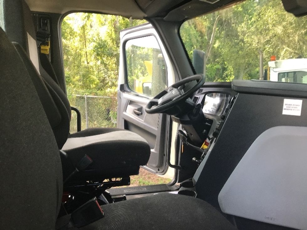 Day Cab Tractor-Heavy Duty Tractors-Freightliner-2019-T12664ST-Jacksonville-FL-514,290\n\t\tmiles-$ 47,750 - Image 14