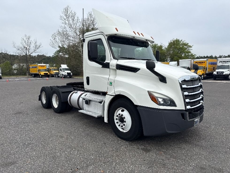 Day Cab Tractor-Heavy Duty Tractors-Freightliner-2019-T12664ST-Jacksonville-FL-580,762\n\t\tmiles-$ 30,250 - Image 1