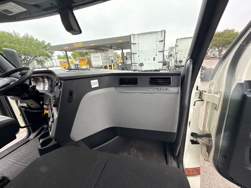 Day Cab Tractor-Heavy Duty Tractors-Freightliner-2019-T12664ST-Jacksonville-FL-580,762\n\t\tmiles-$ 30,250 - Image 13