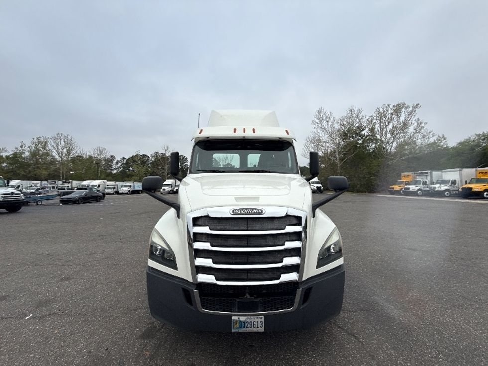 Day Cab Tractor-Heavy Duty Tractors-Freightliner-2019-T12664ST-Jacksonville-FL-580,762\n\t\tmiles-$ 30,250 - Image 2