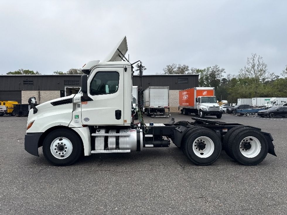 Day Cab Tractor-Heavy Duty Tractors-Freightliner-2019-T12664ST-Jacksonville-FL-580,762\n\t\tmiles-$ 30,250 - Image 4