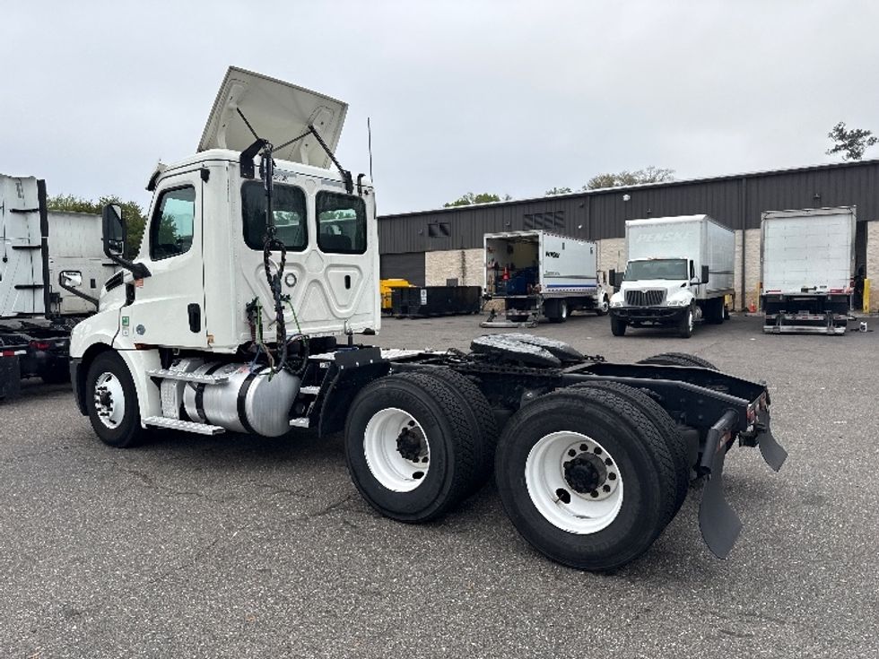 Day Cab Tractor-Heavy Duty Tractors-Freightliner-2019-T12664ST-Jacksonville-FL-580,762\n\t\tmiles-$ 30,250 - Image 5