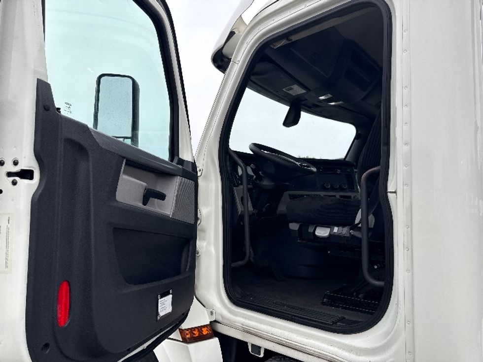 Day Cab Tractor-Heavy Duty Tractors-Freightliner-2019-T12664ST-Jacksonville-FL-580,762\n\t\tmiles-$ 30,250 - Image 9