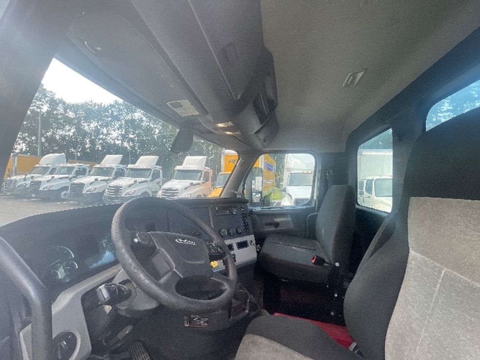 Day Cab Tractor-Heavy Duty Tractors-Freightliner-2019-T12664ST-Jacksonville-FL-633,836\n\t\tmiles-$ 30,250 - Image 10