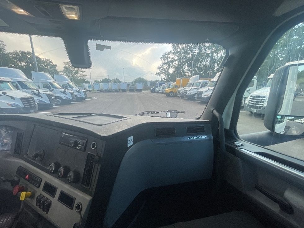 Day Cab Tractor-Heavy Duty Tractors-Freightliner-2019-T12664ST-Jacksonville-FL-633,836\n\t\tmiles-$ 30,250 - Image 12