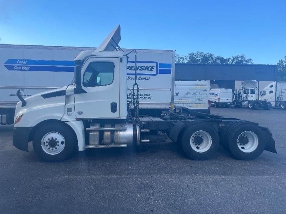 Day Cab Tractor-Heavy Duty Tractors-Freightliner-2019-T12664ST-Jacksonville-FL-633,836\n\t\tmiles-$ 30,250 - Image 4