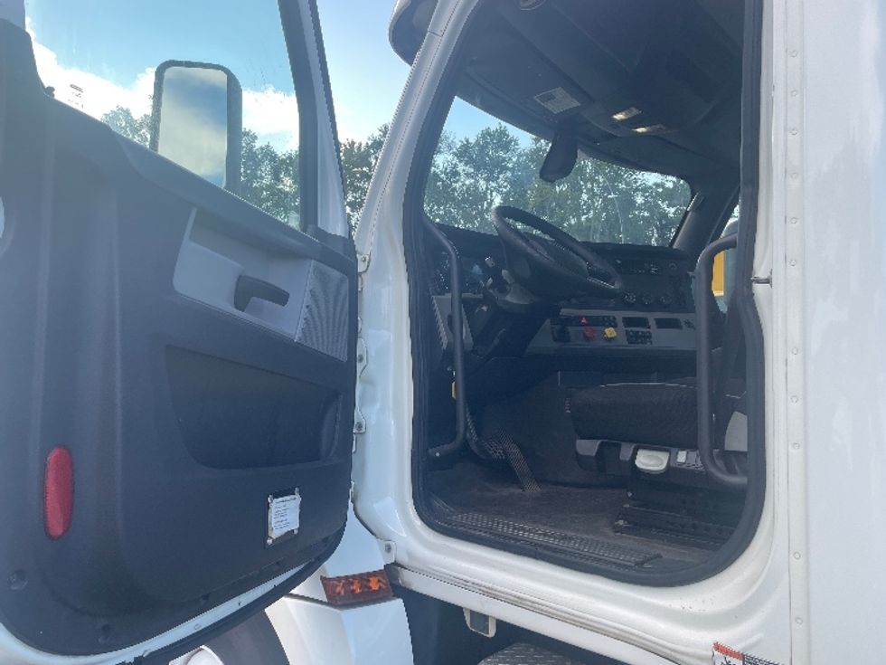 Day Cab Tractor-Heavy Duty Tractors-Freightliner-2019-T12664ST-Jacksonville-FL-633,836\n\t\tmiles-$ 30,250 - Image 9
