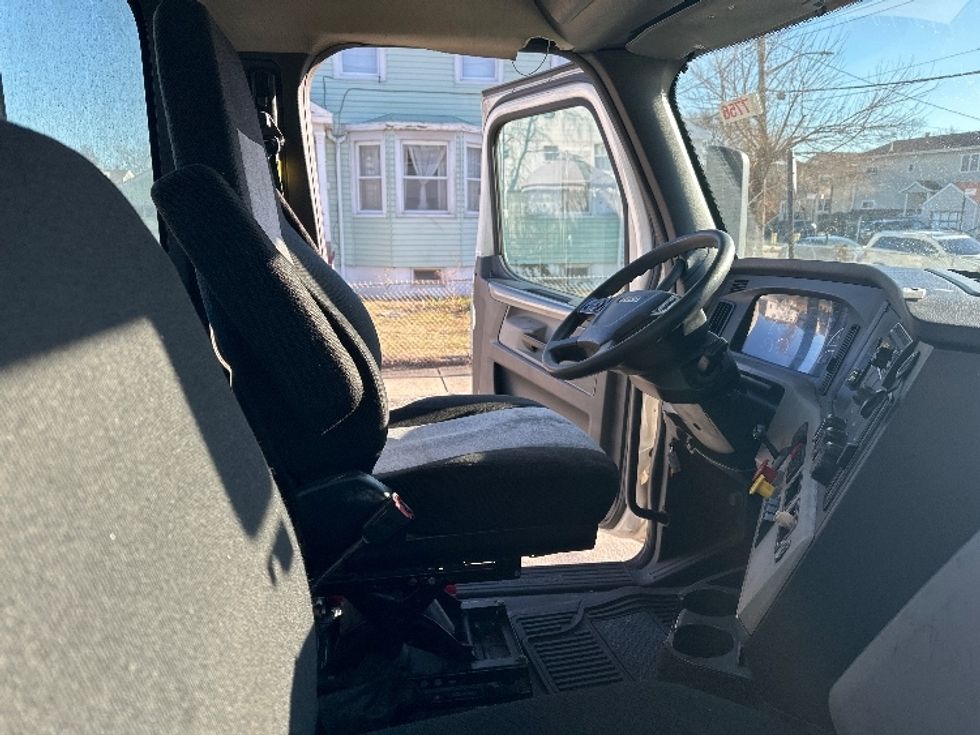 Day Cab Tractor-Heavy Duty Tractors-Freightliner-2019-T12664ST-Jamaica-NY-378,627\n\t\tmiles-$ 50,000 - Image 14