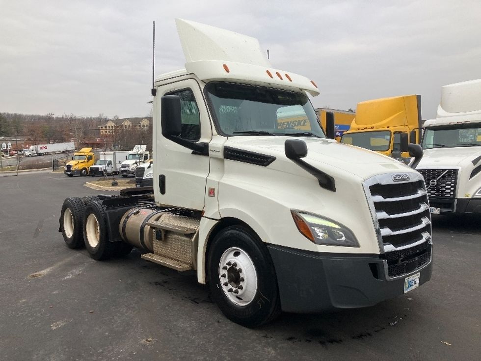 Day Cab Tractor-Heavy Duty Tractors-Freightliner-2019-T12664ST-Jessup-MD-171,871\n\t\tmiles-$ 65,250 - Image 1