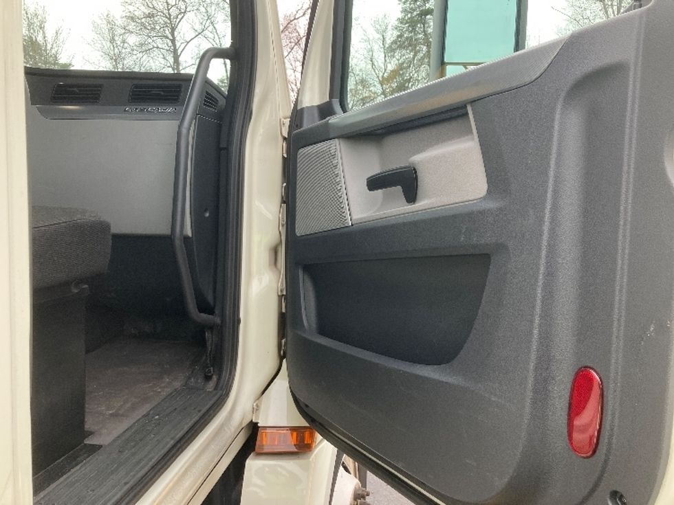 Day Cab Tractor-Heavy Duty Tractors-Freightliner-2019-T12664ST-Jessup-MD-171,871\n\t\tmiles-$ 65,250 - Image 12