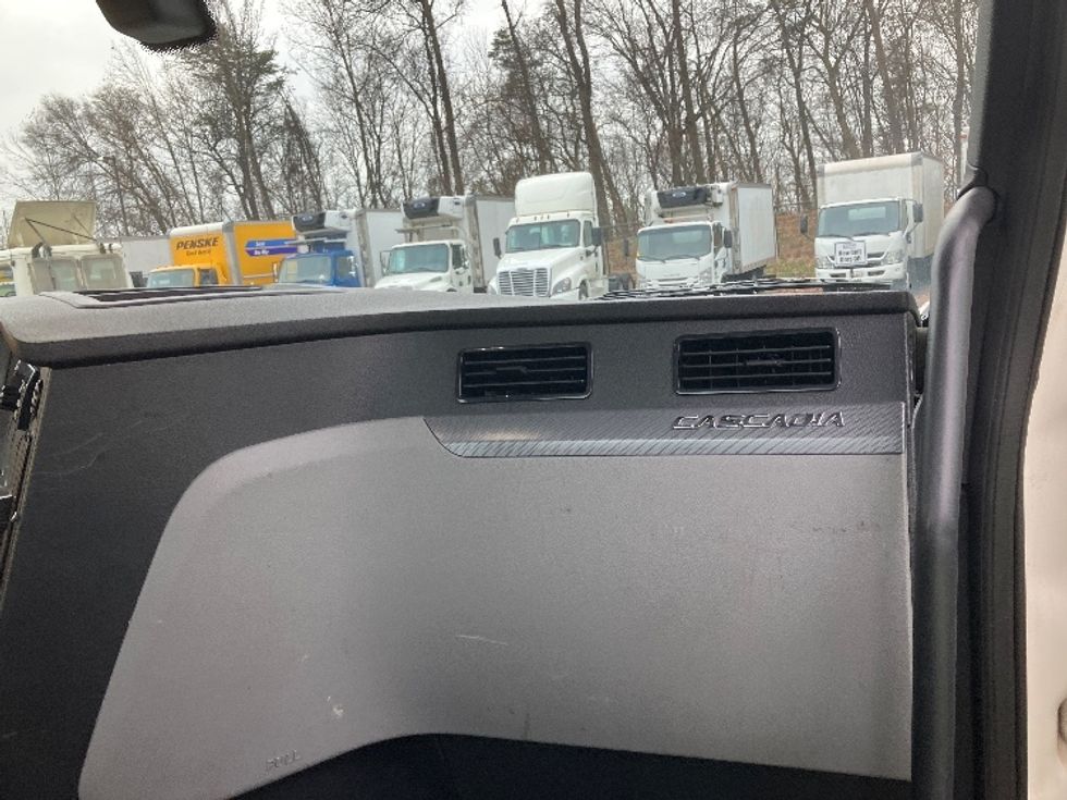 Day Cab Tractor-Heavy Duty Tractors-Freightliner-2019-T12664ST-Jessup-MD-171,871\n\t\tmiles-$ 65,250 - Image 13