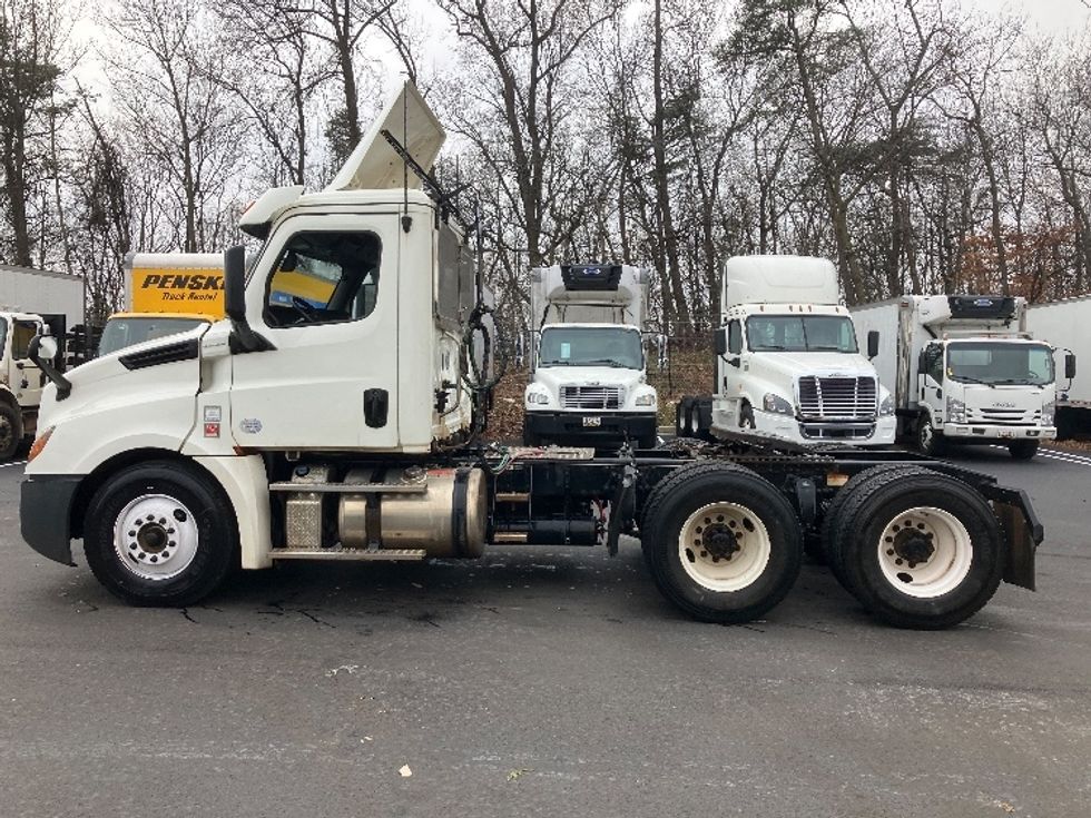Day Cab Tractor-Heavy Duty Tractors-Freightliner-2019-T12664ST-Jessup-MD-171,871\n\t\tmiles-$ 65,250 - Image 4