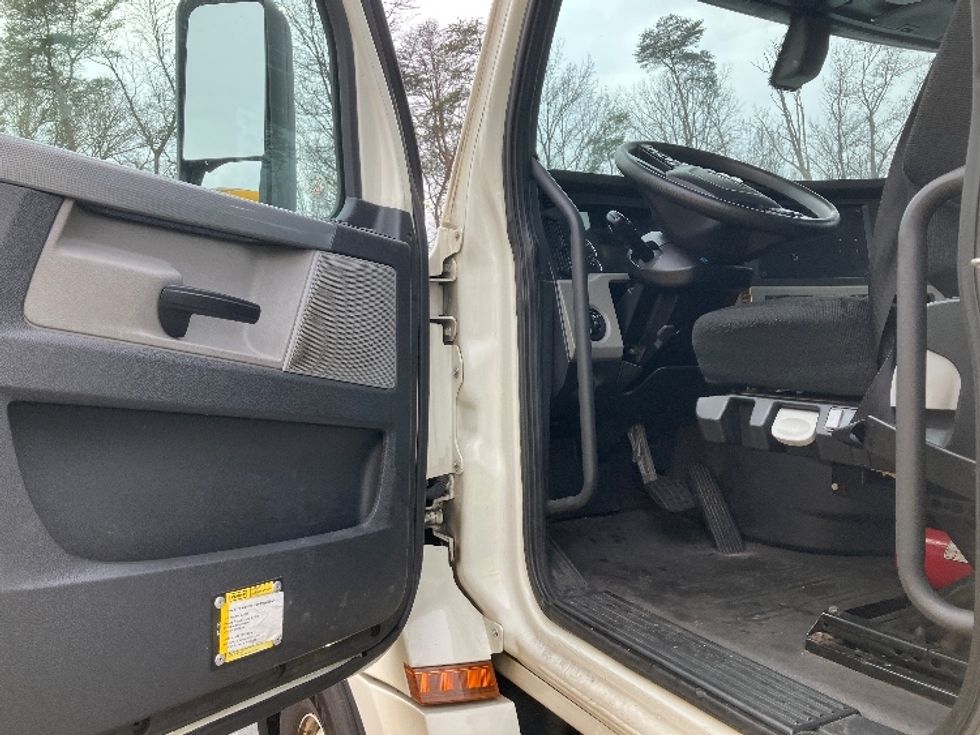 Day Cab Tractor-Heavy Duty Tractors-Freightliner-2019-T12664ST-Jessup-MD-171,871\n\t\tmiles-$ 65,250 - Image 9