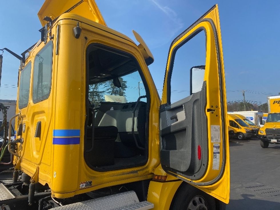 Day Cab Tractor-Heavy Duty Tractors-Freightliner-2019-T12664ST-Jessup-MD-262,984\n\t\tmiles-$ 49,000 - Image 12