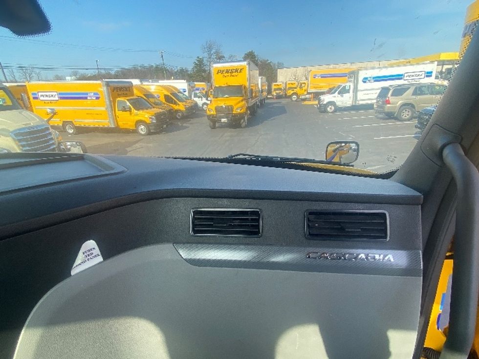 Day Cab Tractor-Heavy Duty Tractors-Freightliner-2019-T12664ST-Jessup-MD-262,984\n\t\tmiles-$ 49,000 - Image 13