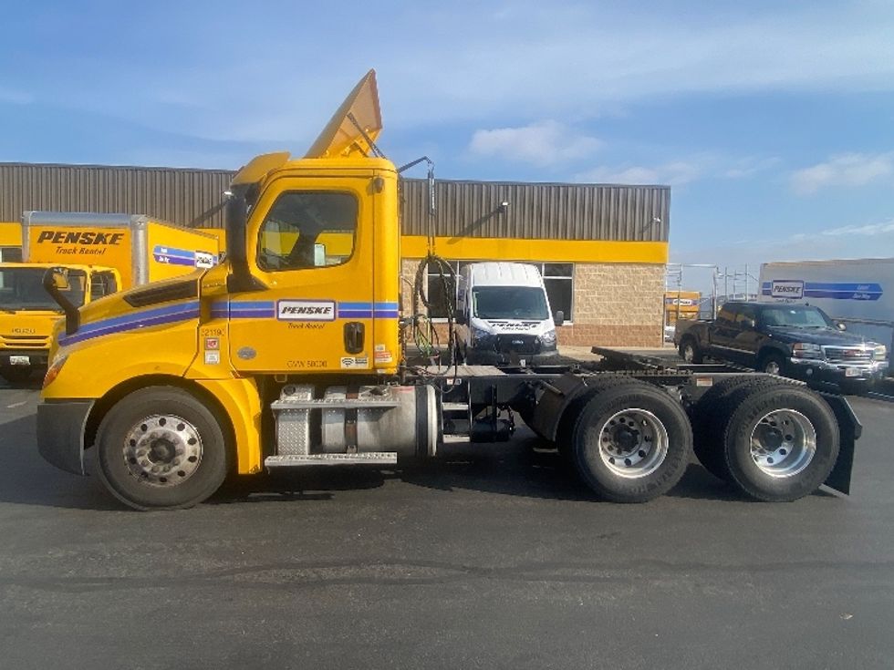 Day Cab Tractor-Heavy Duty Tractors-Freightliner-2019-T12664ST-Jessup-MD-262,984\n\t\tmiles-$ 49,000 - Image 4