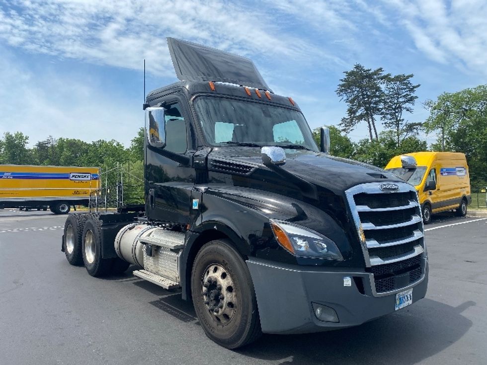 Day Cab Tractor-Heavy Duty Tractors-Freightliner-2019-T12664ST-Jessup-MD-305,717\n\t\tmiles-$ 49,000 - Image 1