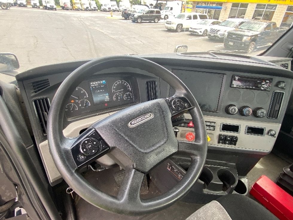 Day Cab Tractor-Heavy Duty Tractors-Freightliner-2019-T12664ST-Jessup-MD-305,717\n\t\tmiles-$ 49,000 - Image 11