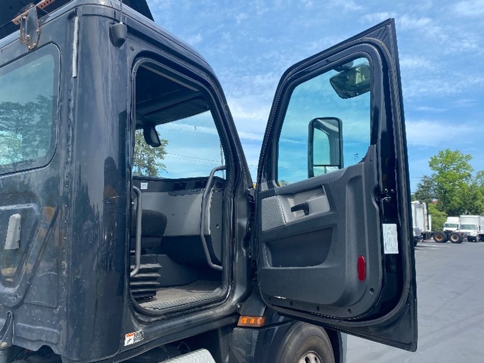 Day Cab Tractor-Heavy Duty Tractors-Freightliner-2019-T12664ST-Jessup-MD-305,717\n\t\tmiles-$ 49,000 - Image 12