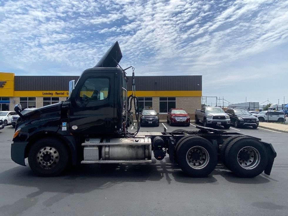 Day Cab Tractor-Heavy Duty Tractors-Freightliner-2019-T12664ST-Jessup-MD-305,717\n\t\tmiles-$ 49,000 - Image 4