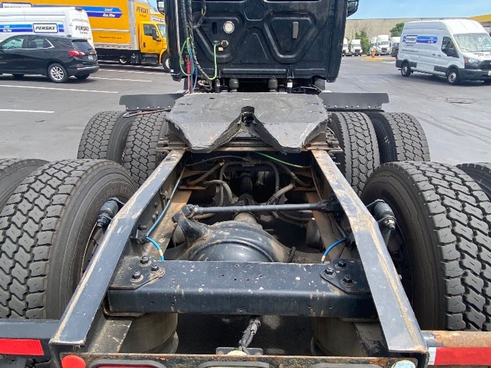 Day Cab Tractor-Heavy Duty Tractors-Freightliner-2019-T12664ST-Jessup-MD-305,717\n\t\tmiles-$ 49,000 - Image 6