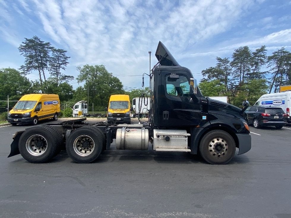 Day Cab Tractor-Heavy Duty Tractors-Freightliner-2019-T12664ST-Jessup-MD-305,717\n\t\tmiles-$ 49,000 - Image 8