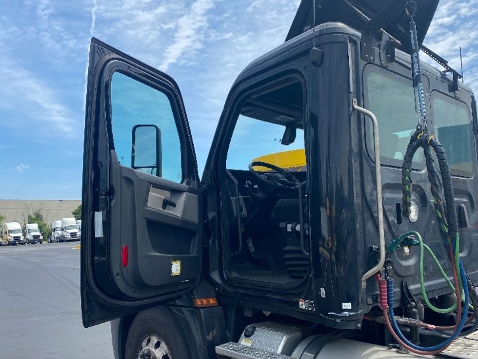 Day Cab Tractor-Heavy Duty Tractors-Freightliner-2019-T12664ST-Jessup-MD-305,717\n\t\tmiles-$ 49,000 - Image 9