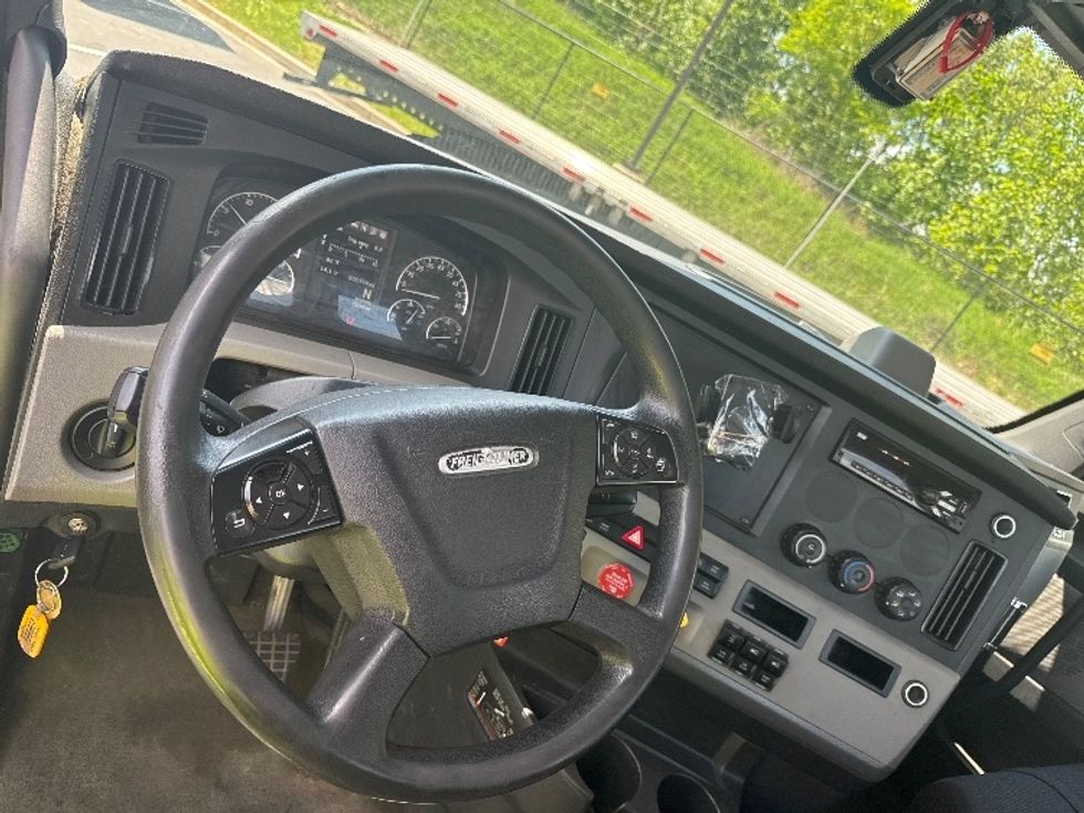 Day Cab Tractor-Heavy Duty Tractors-Freightliner-2019-T12664ST-Jessup-MD-343,141\n\t\tmiles-$ 46,500 - Image 11