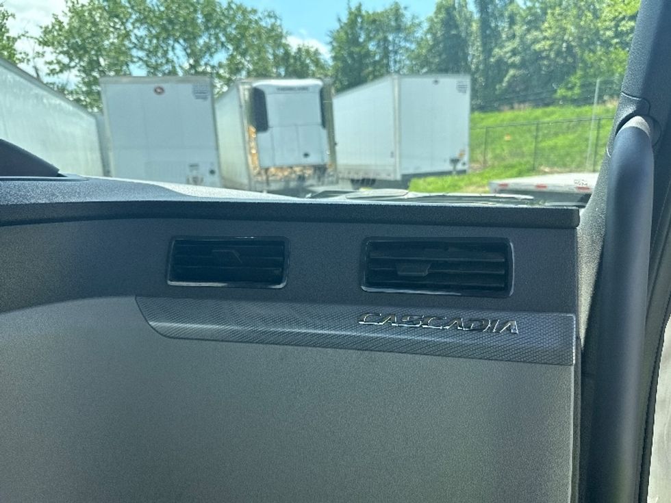 Day Cab Tractor-Heavy Duty Tractors-Freightliner-2019-T12664ST-Jessup-MD-343,141\n\t\tmiles-$ 46,500 - Image 13