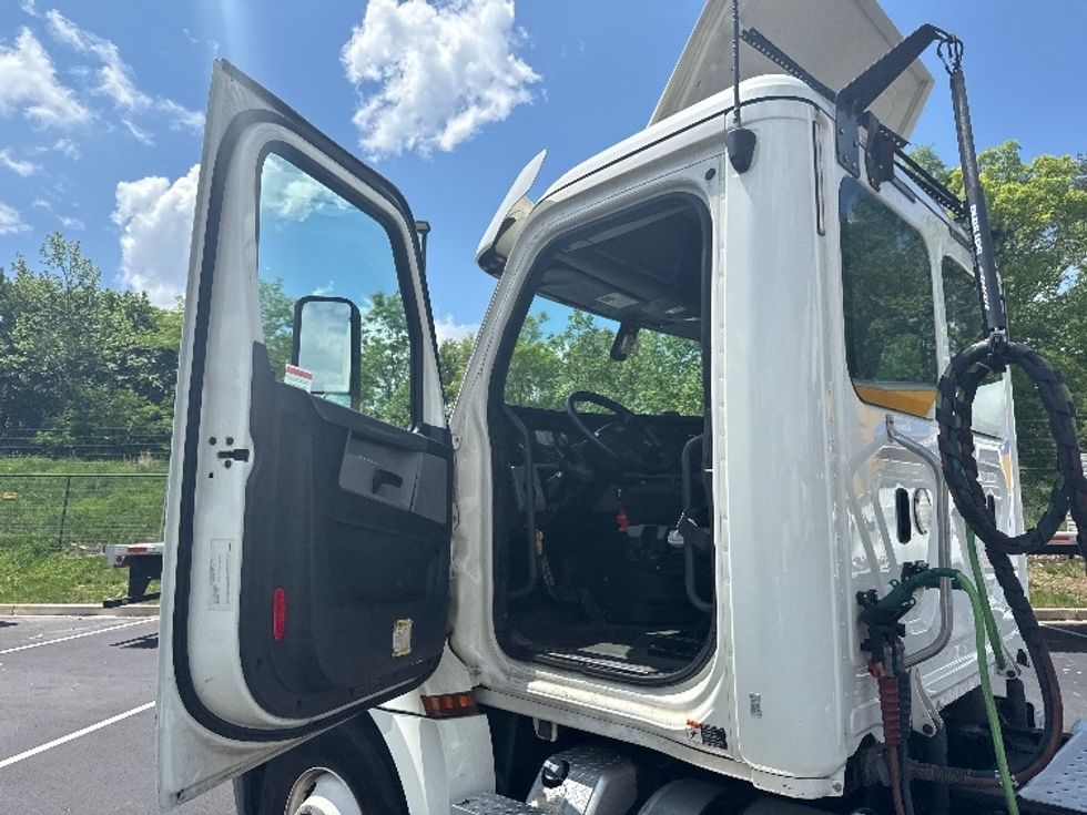 Day Cab Tractor-Heavy Duty Tractors-Freightliner-2019-T12664ST-Jessup-MD-343,141\n\t\tmiles-$ 46,500 - Image 9