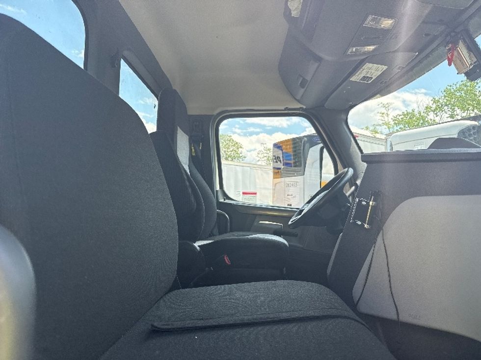 Day Cab Tractor-Heavy Duty Tractors-Freightliner-2019-T12664ST-Jessup-MD-350,103\n\t\tmiles-$ 36,500 - Image 14