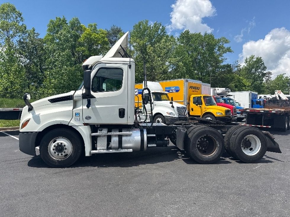Day Cab Tractor-Heavy Duty Tractors-Freightliner-2019-T12664ST-Jessup-MD-350,103\n\t\tmiles-$ 36,500 - Image 4