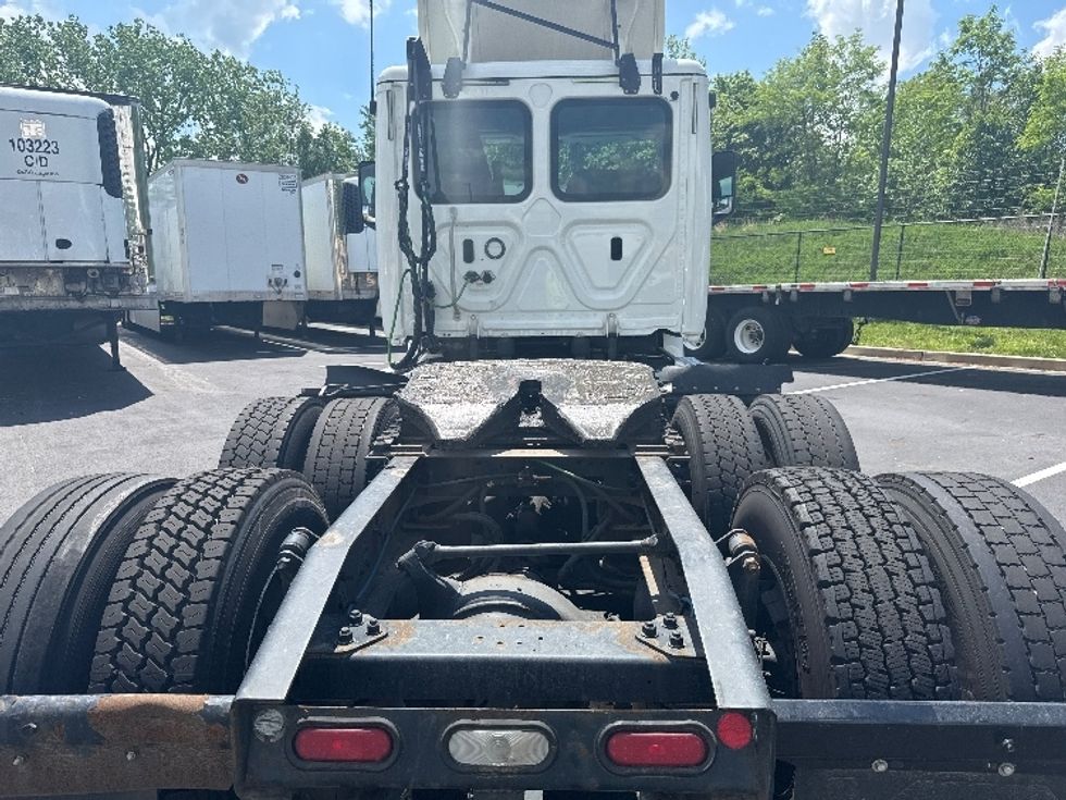 Day Cab Tractor-Heavy Duty Tractors-Freightliner-2019-T12664ST-Jessup-MD-350,103\n\t\tmiles-$ 36,500 - Image 6
