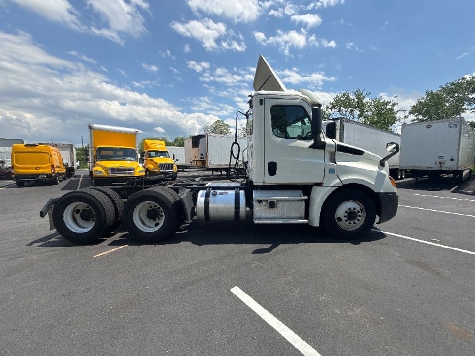 Day Cab Tractor-Heavy Duty Tractors-Freightliner-2019-T12664ST-Jessup-MD-350,103\n\t\tmiles-$ 36,500 - Image 8