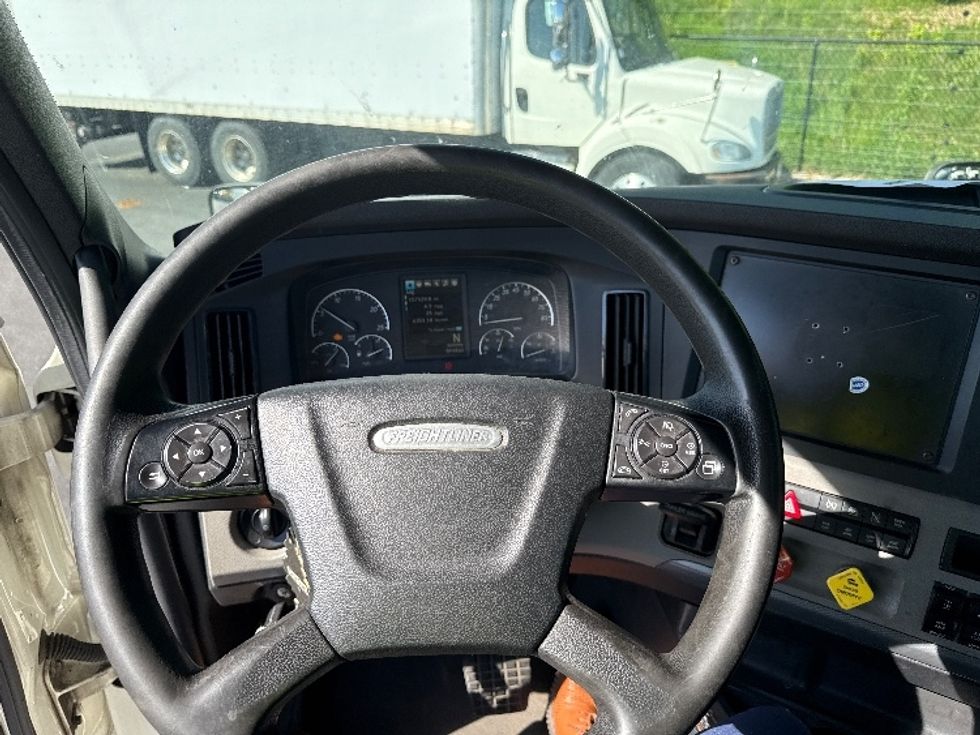 Day Cab Tractor-Heavy Duty Tractors-Freightliner-2019-T12664ST-Jessup-MD-354,283\n\t\tmiles-$ 46,000 - Image 11