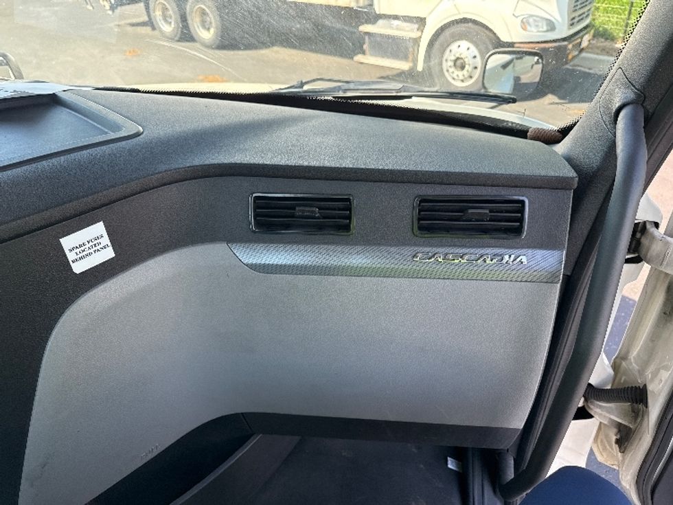 Day Cab Tractor-Heavy Duty Tractors-Freightliner-2019-T12664ST-Jessup-MD-354,283\n\t\tmiles-$ 46,000 - Image 13