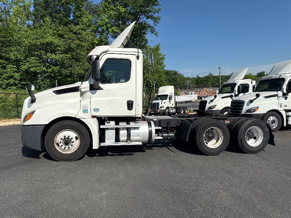 Day Cab Tractor-Heavy Duty Tractors-Freightliner-2019-T12664ST-Jessup-MD-354,283\n\t\tmiles-$ 46,000 - Image 4