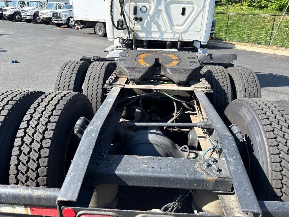 Day Cab Tractor-Heavy Duty Tractors-Freightliner-2019-T12664ST-Jessup-MD-354,283\n\t\tmiles-$ 46,000 - Image 6