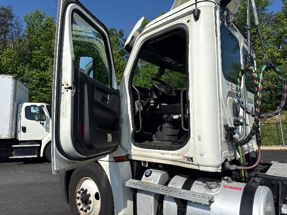 Day Cab Tractor-Heavy Duty Tractors-Freightliner-2019-T12664ST-Jessup-MD-354,283\n\t\tmiles-$ 46,000 - Image 9