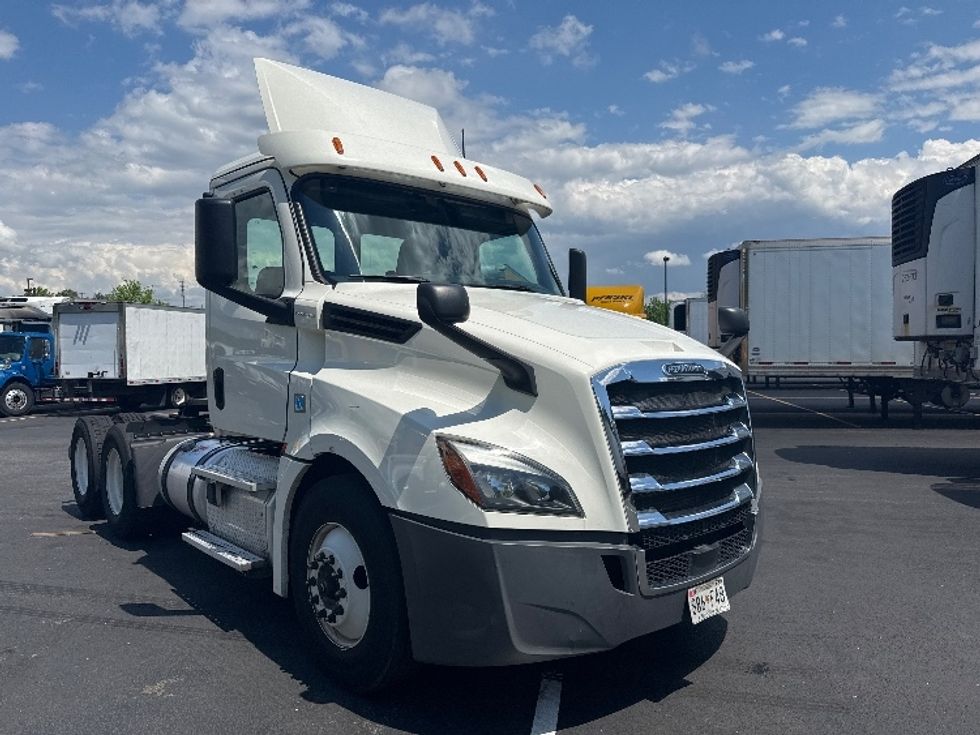 Day Cab Tractor-Heavy Duty Tractors-Freightliner-2019-T12664ST-Jessup-MD-394,641\n\t\tmiles-$ 35,500 - Image 1