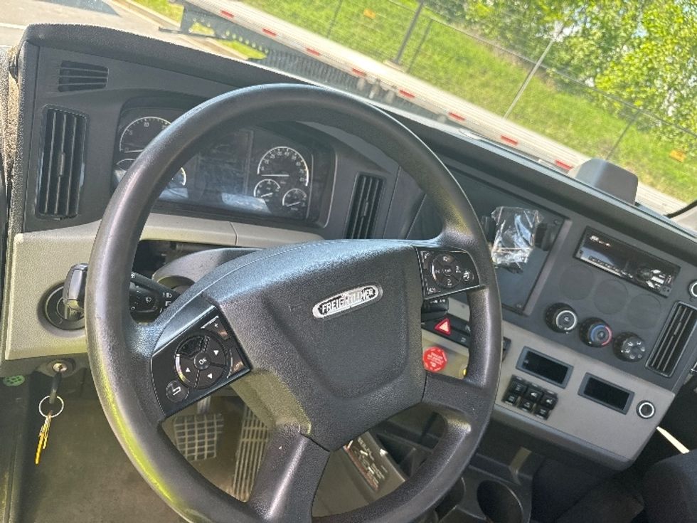 Day Cab Tractor-Heavy Duty Tractors-Freightliner-2019-T12664ST-Jessup-MD-394,641\n\t\tmiles-$ 35,500 - Image 11