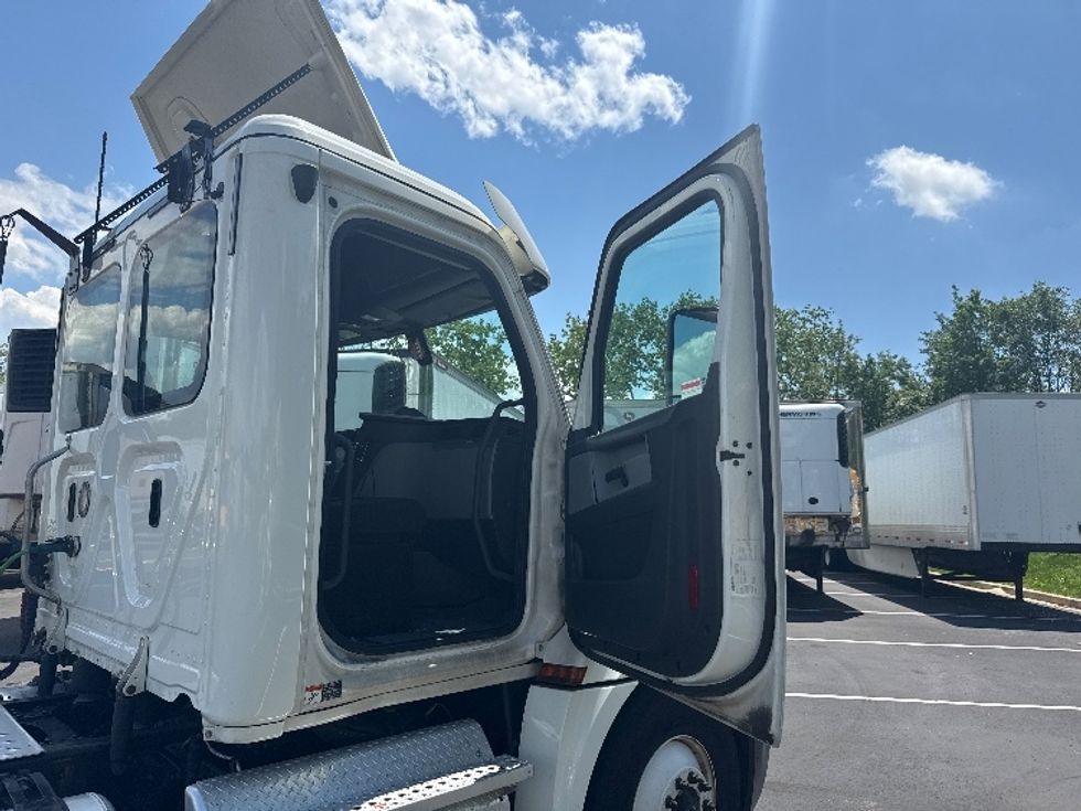 Day Cab Tractor-Heavy Duty Tractors-Freightliner-2019-T12664ST-Jessup-MD-394,641\n\t\tmiles-$ 35,500 - Image 12