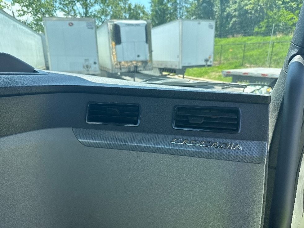 Day Cab Tractor-Heavy Duty Tractors-Freightliner-2019-T12664ST-Jessup-MD-394,641\n\t\tmiles-$ 35,500 - Image 13