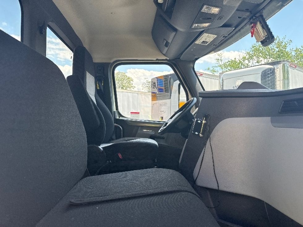 Day Cab Tractor-Heavy Duty Tractors-Freightliner-2019-T12664ST-Jessup-MD-394,641\n\t\tmiles-$ 35,500 - Image 14