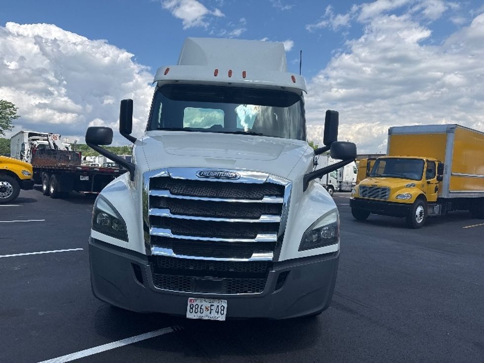 Day Cab Tractor-Heavy Duty Tractors-Freightliner-2019-T12664ST-Jessup-MD-394,641\n\t\tmiles-$ 35,500 - Image 2