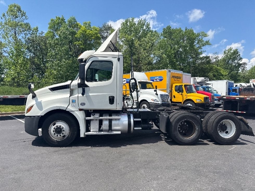 Day Cab Tractor-Heavy Duty Tractors-Freightliner-2019-T12664ST-Jessup-MD-394,641\n\t\tmiles-$ 35,500 - Image 4