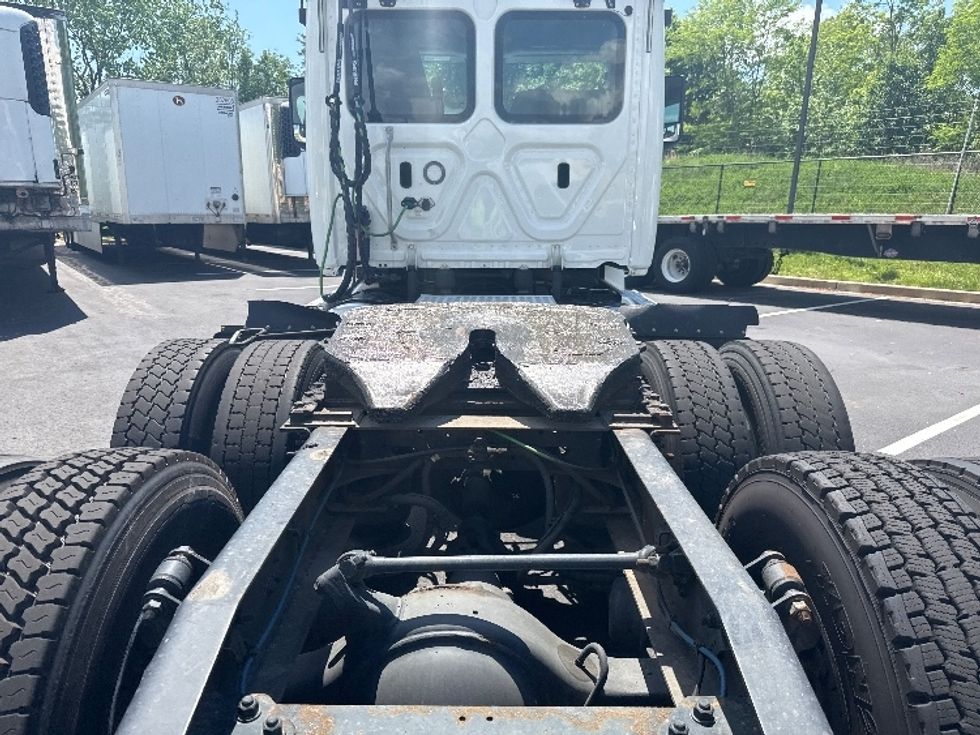 Day Cab Tractor-Heavy Duty Tractors-Freightliner-2019-T12664ST-Jessup-MD-394,641\n\t\tmiles-$ 35,500 - Image 6
