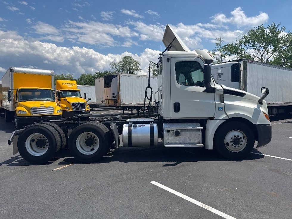 Day Cab Tractor-Heavy Duty Tractors-Freightliner-2019-T12664ST-Jessup-MD-394,641\n\t\tmiles-$ 35,500 - Image 8